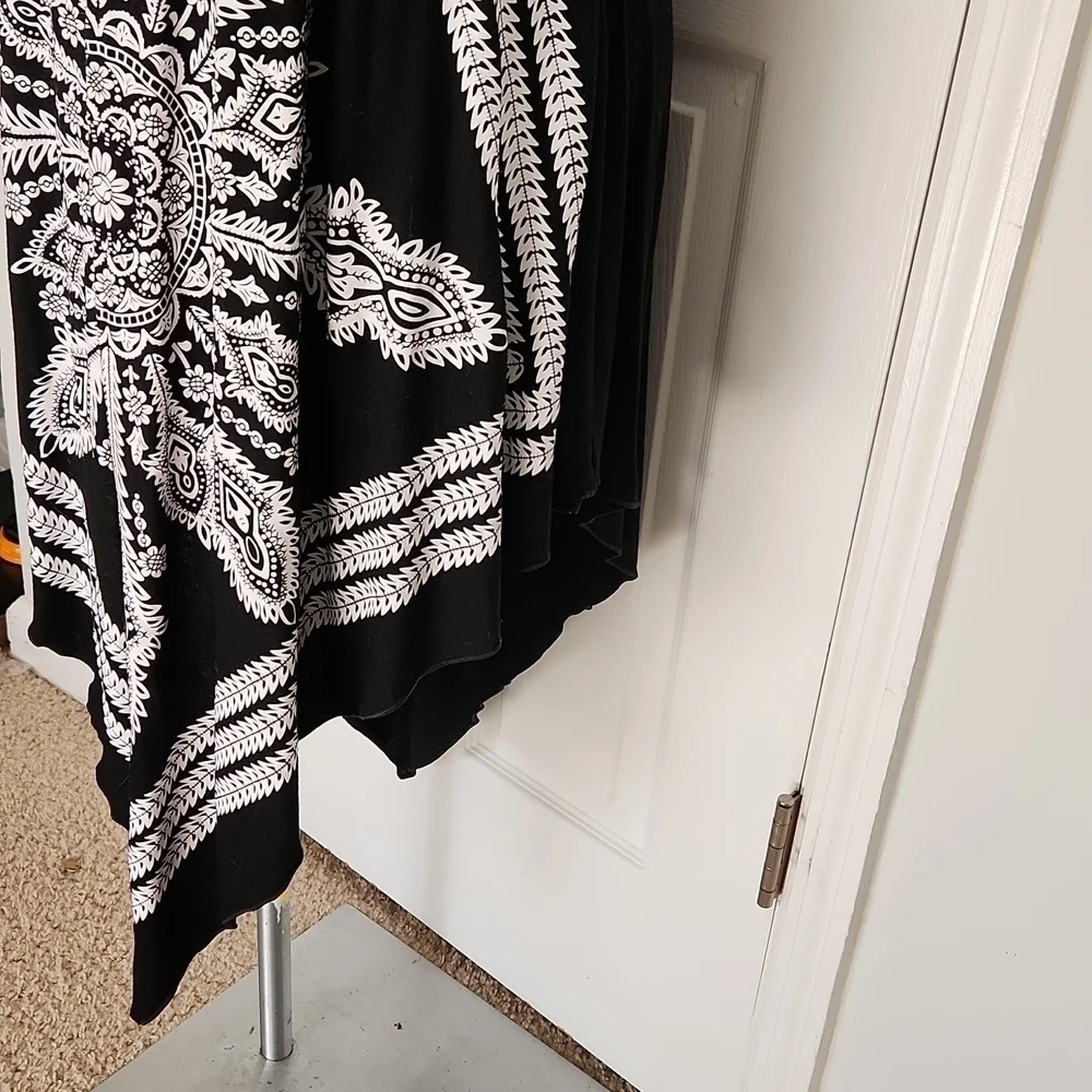 Black and White Sleeveless Mandala Pattern Handkerchief Hem Dress - Picture 6 of 9